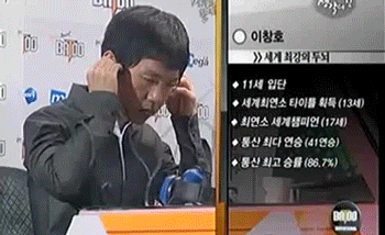 헤드셋 하나도 잘 못끼는 흔한 반도의 아재.gif | 인스티즈
