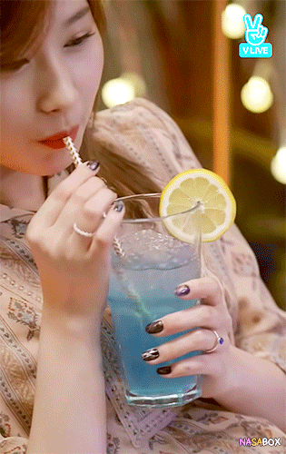 맛을 음미하는 사나.gif | 인스티즈