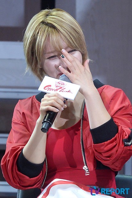 AOA 쇼케이스에서 눈물 흘리는 초아.jpg | 인스티즈