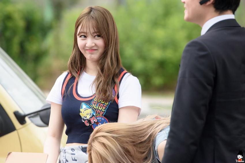 경호원에게 선물주려다 거절당한 트와이스 지효 | 인스티즈