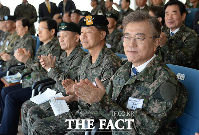 화력격멸훈련 참관하는 문재인 | 인스티즈