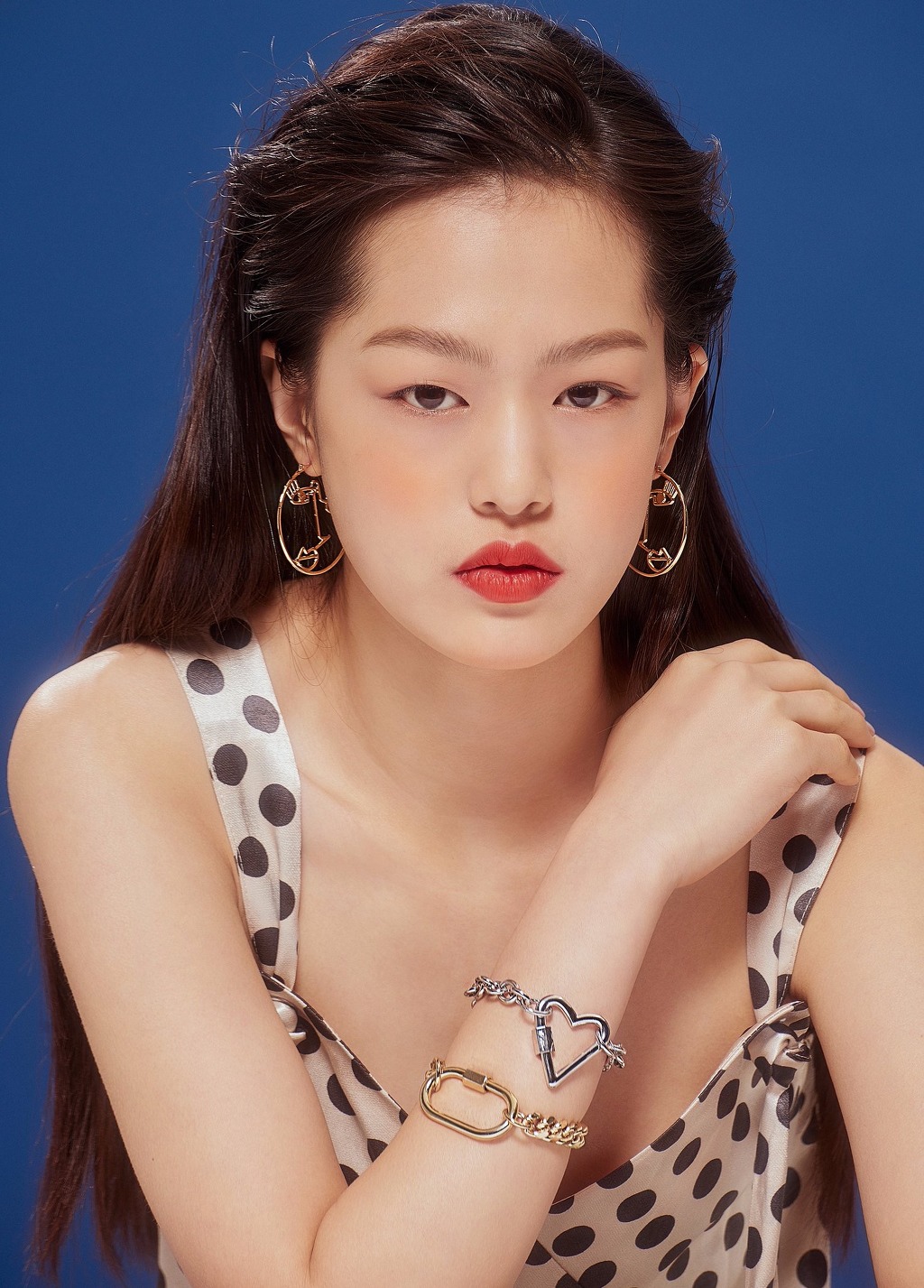 SNS에서 설리, 블랙핑크 제니 닮은걸로 화제모은 2001년생 모델 | 인스티즈