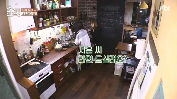 [효리네민박] 동갑내기 친구들을 만난 아이유 .jpg | 인스티즈