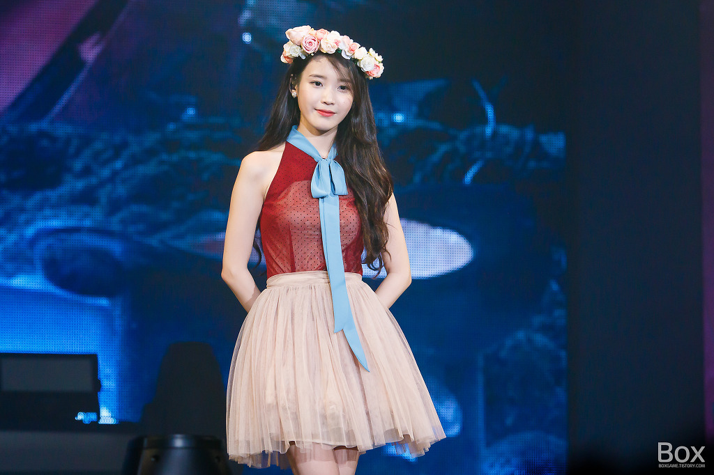 [15.11.22] 아이유 쳇셔 서울콘서트 둘째날 포토타임.jpgif | 인스티즈