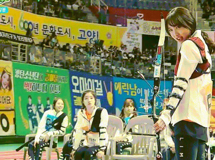 나연이가 쳐다보자 정색하는 다현.gif | 인스티즈