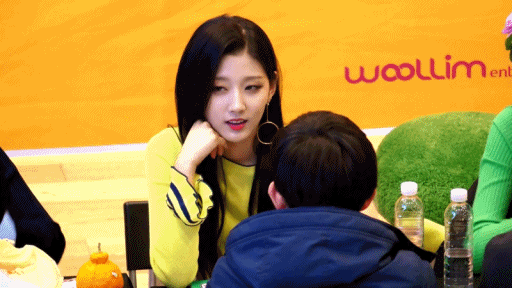 팬한테 겨드랑이 보여주는 아이돌 ㄷㄷ.gif | 인스티즈