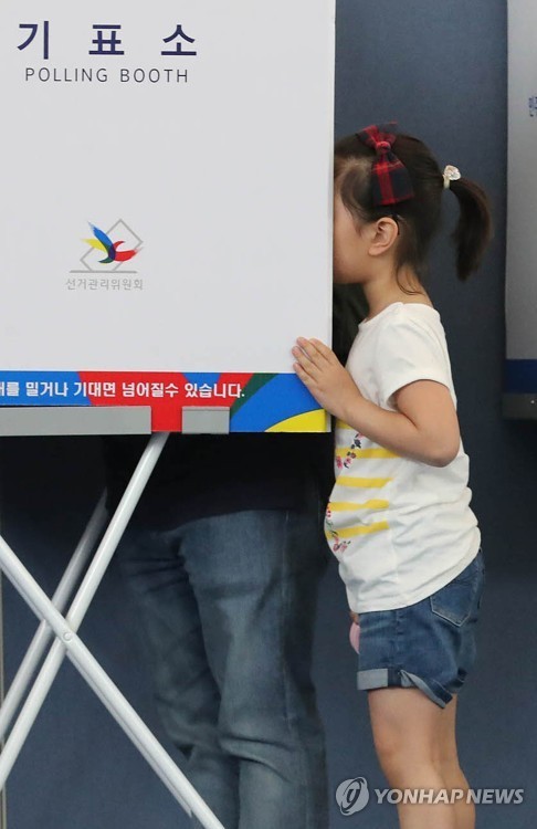 어린이날 부모님들 따라 투표장 온 아이들 .jpg | 인스티즈