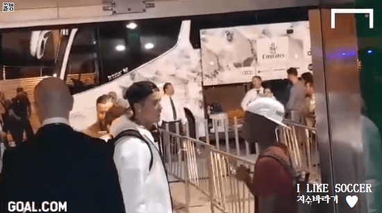 생일날 경기에 못뛰어서 슬프지만 우상을 만나 기쁜 첼망주 찰리 무손다 gif | 인스티즈