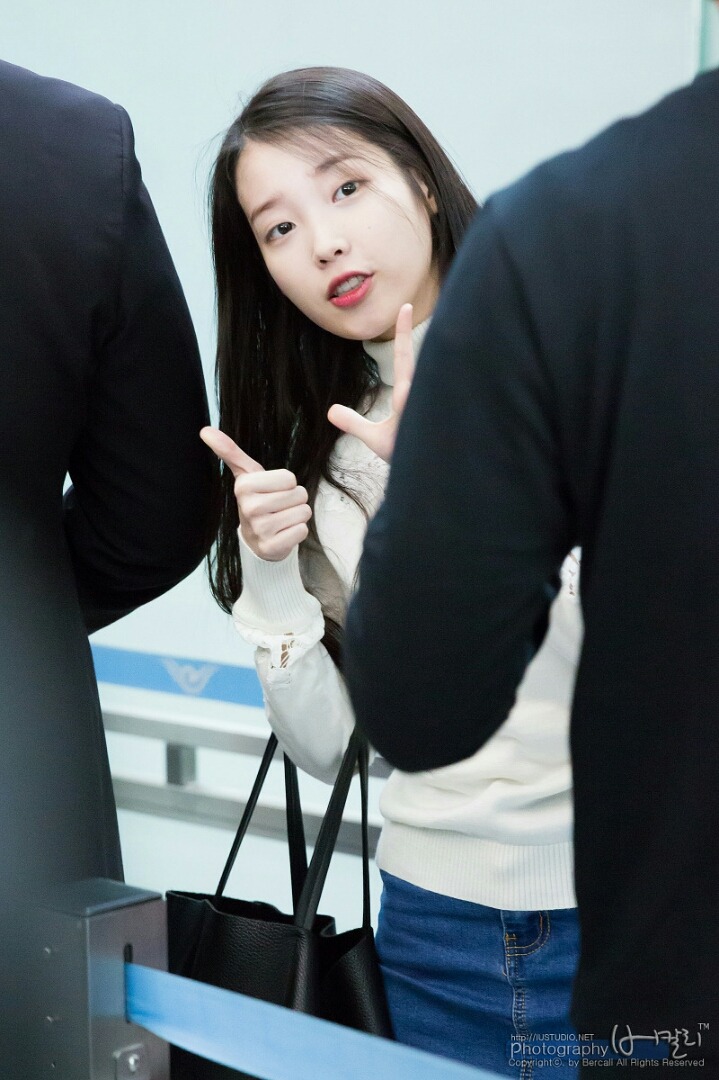 [15.10.21] 오늘자 아이유 홍콩 출국.jpg | 인스티즈