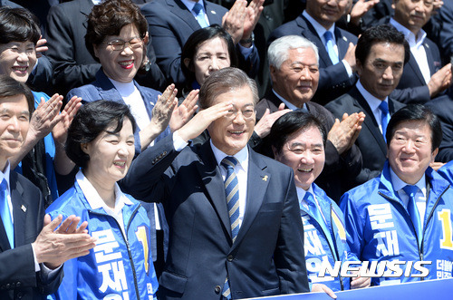 오늘 거수경례 하는 문재인과 지지자들.JPG | 인스티즈