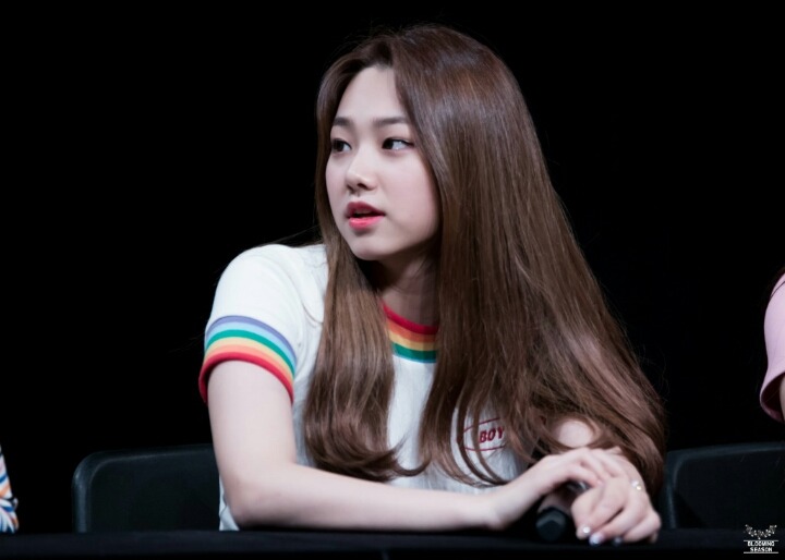강미나가 무언가를 먹고 있다 | 인스티즈