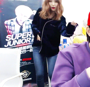 [레드벨벳] 고기에 눈을 떼지 못하는 슬기.gif | 인스티즈