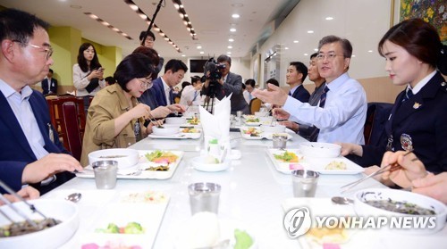 오늘 청와대 식당에서 식사하시는 문재인대통령 | 인스티즈