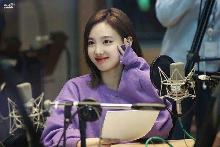 나를 쳐다보는 나연이 | 인스티즈