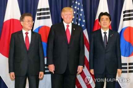 한 자리에 모인 한-미-일 정상.jpg | 인스티즈