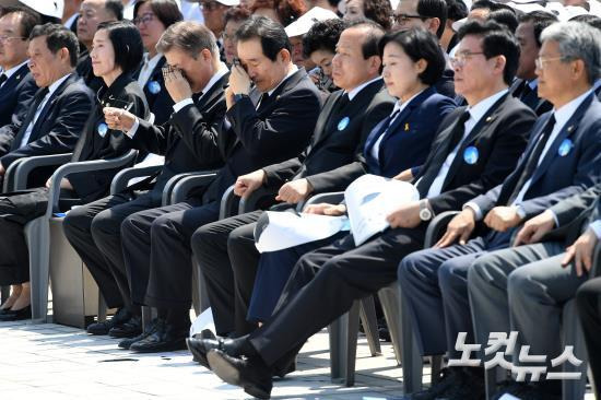 현충일 추념식에서 또 자는 정우택 | 인스티즈