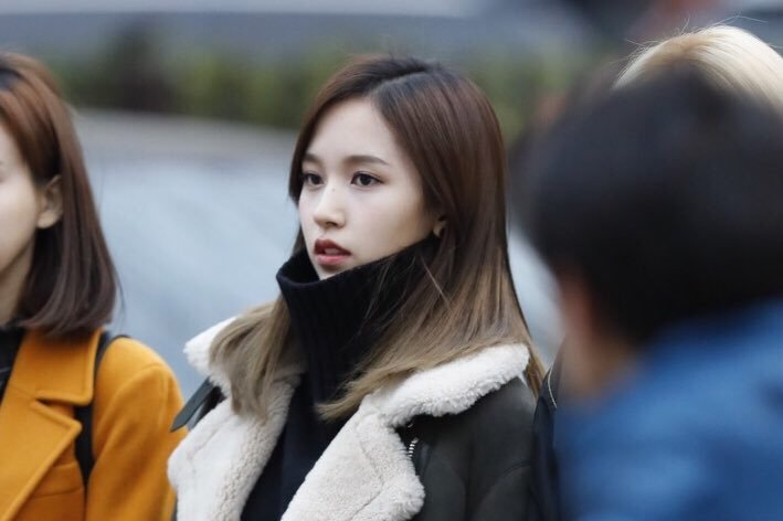 [트와이스] 목폴라와 무스탕을 입은 미나 | 인스티즈