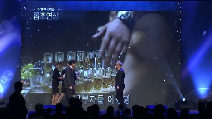 대한민국톱스타상 이경영 수상하러나올때 뒤에 장면ㅋㅋㅋㅋㅋ | 인스티즈