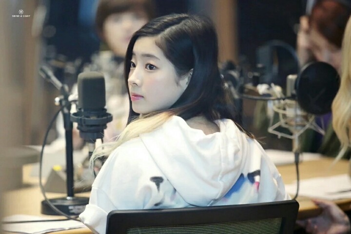 [트와이스] 찹쌀떡을 볼에 붙이고 다니는 다현이 | 인스티즈