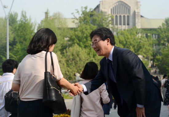 [유승민] 오늘자 이대에 간 유승민.jpg | 인스티즈