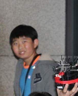 이병헌을 쳐다보는 어린이의 시선.jpg | 인스티즈