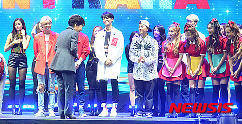 체코 프라하 k-pop 공연에 참석한 대통령.jpg | 인스티즈