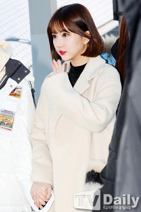 오늘자 여자친구 공항패션 | 인스티즈