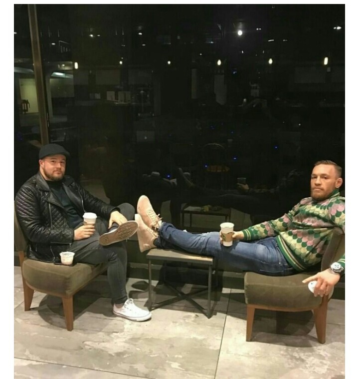 오빠 저사람 매너없이 테이블에 발올리잖아 뭐라고좀해봐 | 인스티즈