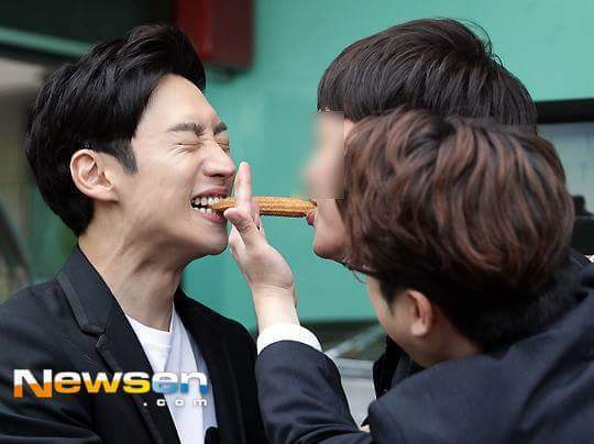 이제훈의 팬과 츄러스 먹기게임 대참사.jpg | 인스티즈
