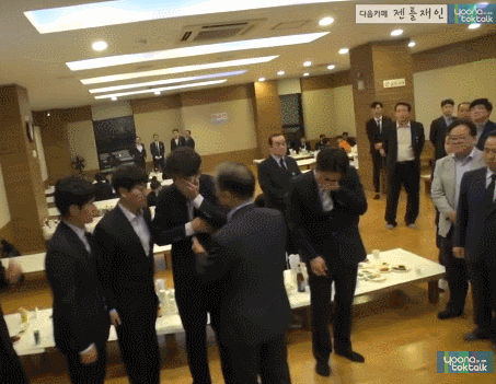 문재인 대표를 보자마자 눈물흘리는 소방관분들 | 인스티즈