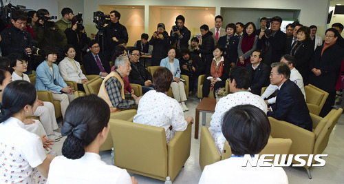 보호자없는 환자 안심병원 찾은 오늘자 문재인 .jpg | 인스티즈