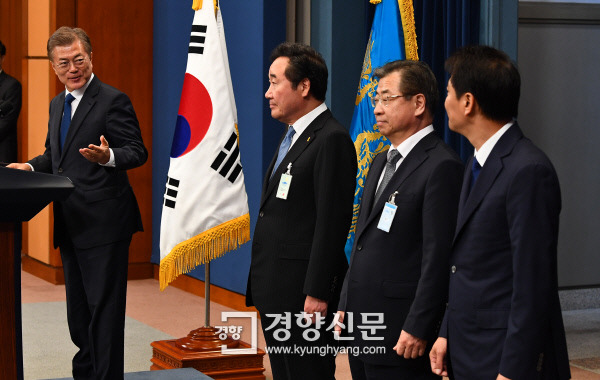 오늘자 문재인 대통령 사진들 .jpg | 인스티즈