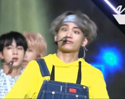 얼굴 겁나 막 쓰는 방탄소년단 뷔 | 인스티즈