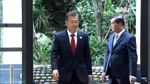 11/11 APEC 정상회의 본회의 세션에 참석한 문재인 대통령 | 인스티즈