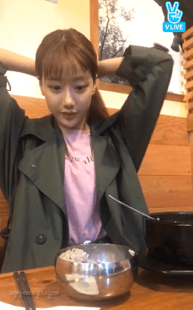 국밥집에서 혼밥하는 에이프릴 나은 | 인스티즈