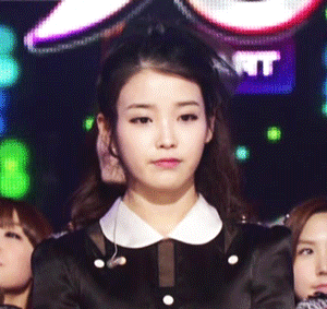 자본주의 웃음과 현실 웃음이 확실한 여가수 .gif | 인스티즈