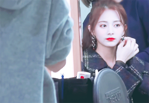 무대 준비하는 쯔위.gif | 인스티즈