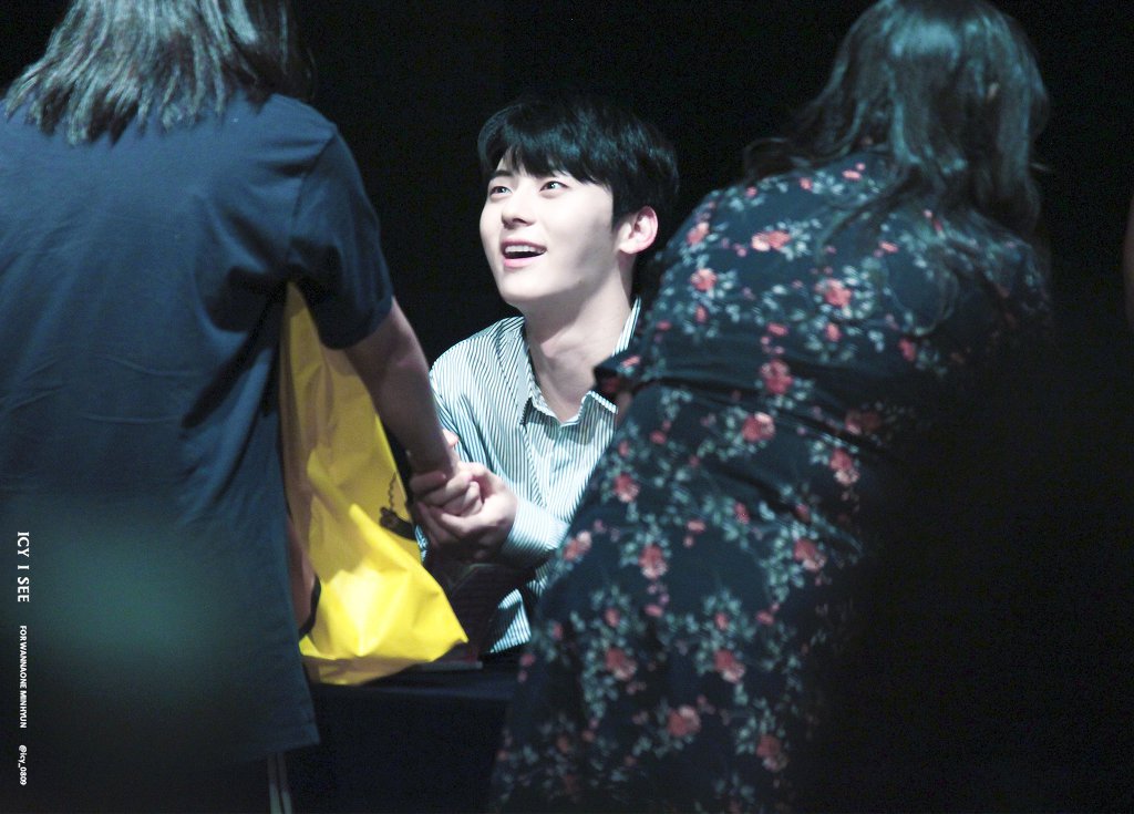 [워너원] 20cm 진한 아이컨텍을 받을수 있다는 황민현 팬싸모습 | 인스티즈