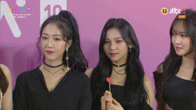 181201 MMA 레드카펫 블랙의상의 여자친구.gif | 인스티즈
