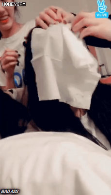 결혼하자는 댓글을 본 러블리즈 지수의 반응.gif | 인스티즈