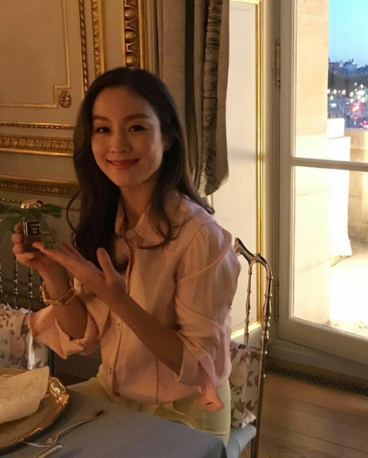연예인 빰치는 오늘자 프랑스 파리 행사장에서 문정원씨.JPG | 인스티즈
