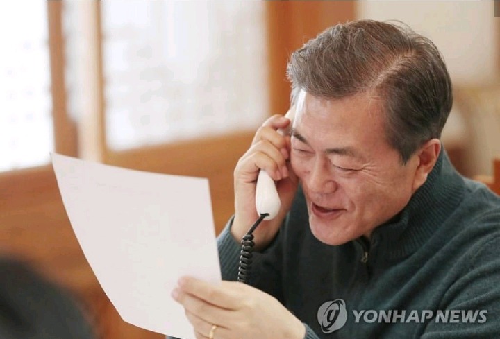 국민들과 통화하는 문재인 대통령 | 인스티즈