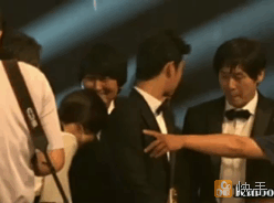 시싱식에서 자리양보하는 김수현 | 인스티즈