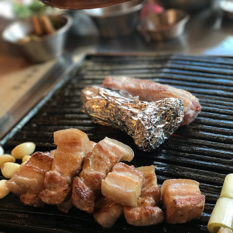 3층까지 만석이라 사람들이 밖에서 기다리는 삼겹살 맛집.jpg | 인스티즈