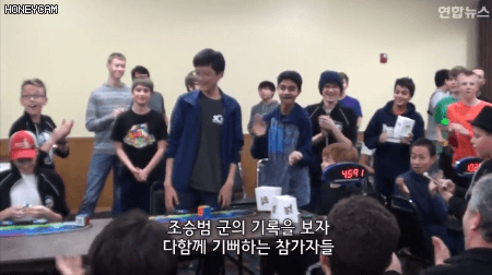 큐브 빨리 맞추기 대회에서 세계신기록 세운 울나라 급식이 큐브실력.gif | 인스티즈