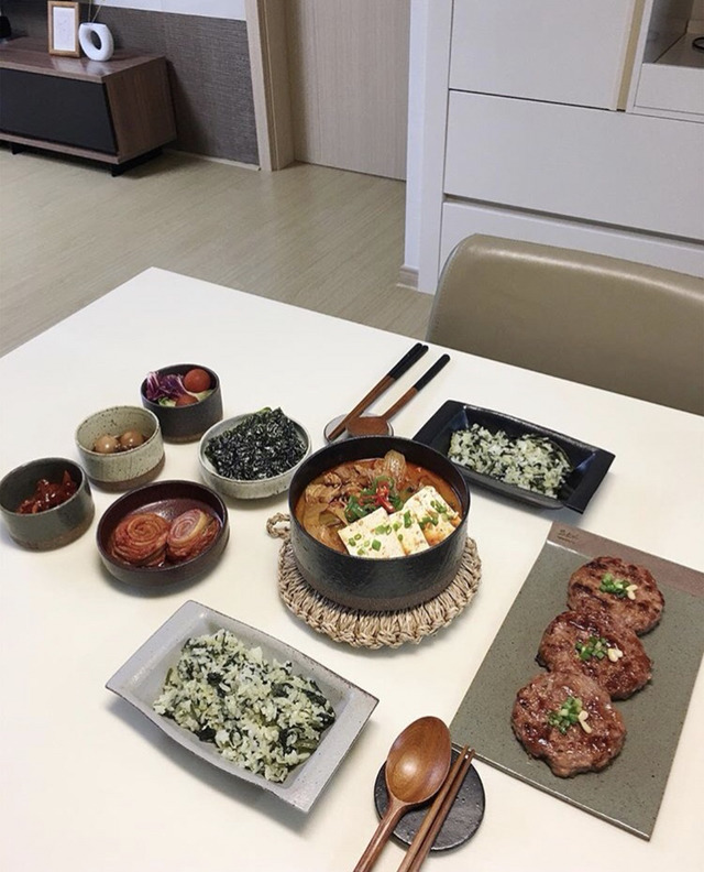 집밥 먹기 위해서라도 칼귀가 할 수 밖에 없는 흔한 아내분의 밥상 | 인스티즈