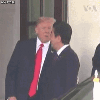 트럼프에게 친한척하는 아베.gif | 인스티즈