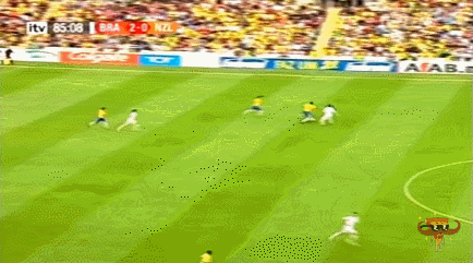 아직도 대체자가 생기지 않는 역대급 축구선수 .gif | 인스티즈