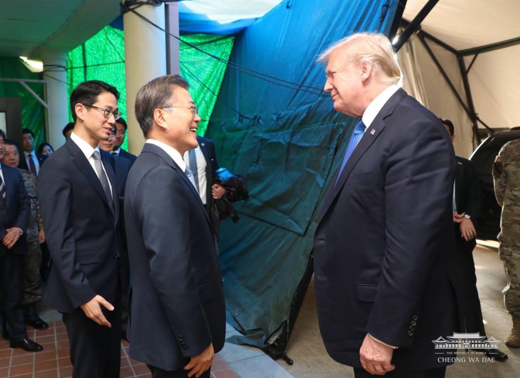 트럼프 : 온 세상이 나를 이상한 사람 취급하는데 너는 왜....... | 인스티즈