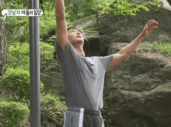 배정남 턱걸이.gif | 인스티즈